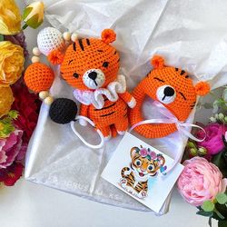 Baby gift box tiger orange. Baby rattle tiger, stroller toy. Gift set for newborns. Crochet baby tiger. Baby set tiger