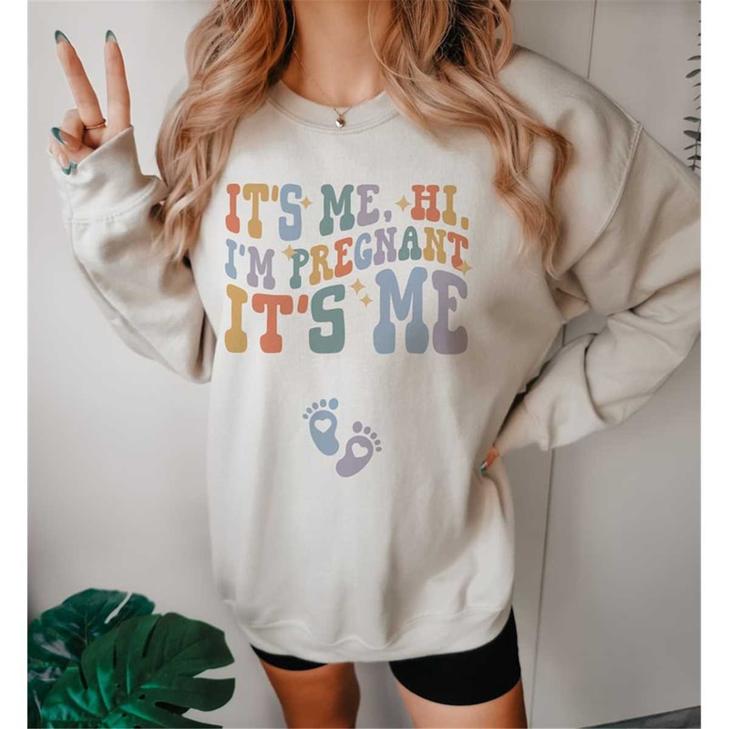MR-162023165828-its-me-hi-im-pregnant-sweatshirt-concert-pregnancy-sand.jpg