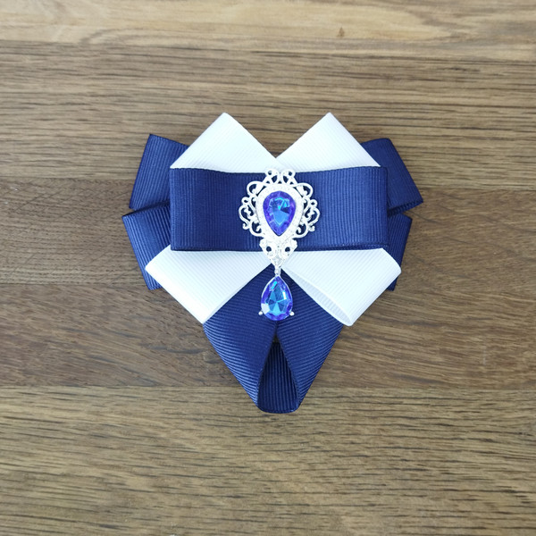 Blue_white_collar_bow_brooch