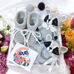 Baby gift box raccoon. Baby booties, rattle raccoon, stroller toy. Gift set for newborns. Crochet baby raccoon toy