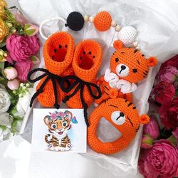 Baby gift box tiger. Baby crochet booties, rattle tiger, stroller toy. Gift set for newborns. Crochet baby tiger toy