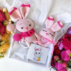 Baby gift box bunny pink. Baby rattle bunny, stroller toy. Gift set for newborns. Crochet baby bunny. Baby set for girl