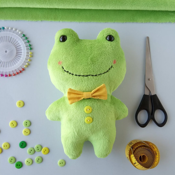 frog-stuffed-animal-sewing-project-for-beginners
