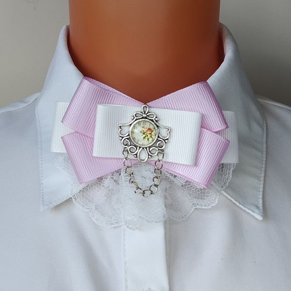 Lace_bow_tie_pin_with_chain
