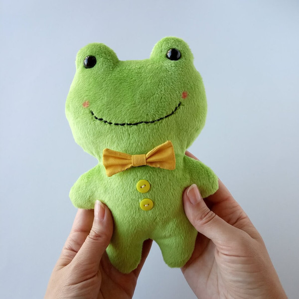 handmade-plush-toy-frog-sewing-project