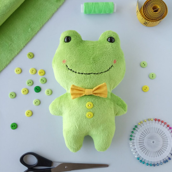 handmade-frog-softie-sewing-project