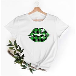 st patricks day shirt, lucky kiss shirt, irish shirts, lucky lip shirt, irish kiss shirt, shamrock shirt,irish women te