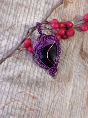 Copper pendant with purple-black natural agate