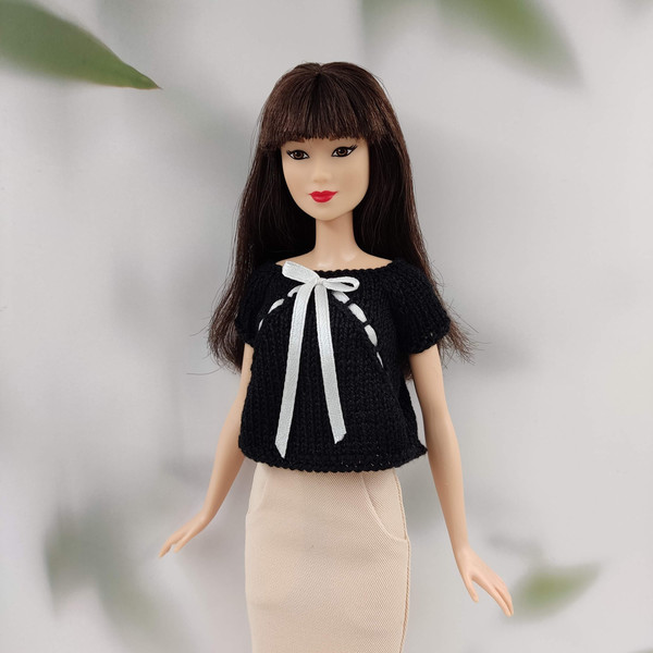Black jumper for Barbie.jpg