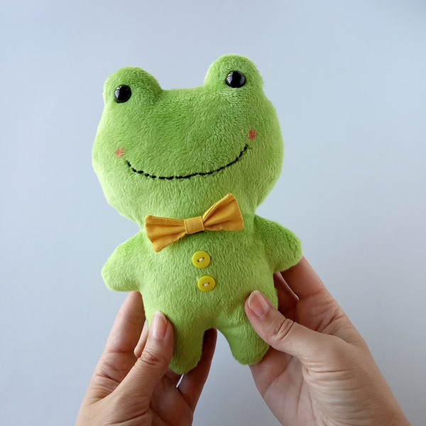 handmade-plushie-frog-soft-toy-sewing-project