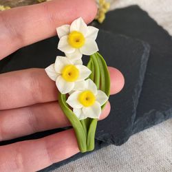 Daffodil simple brooch, White narcissus flower pin, Daffodil handmade gift