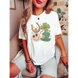 retro clover face feeling lucky st. patricks day oversized shirt st pattys t shirt vintage clover lucky tee for mom happ