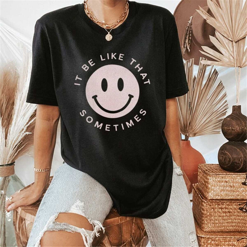 MR-1562023105154-graphic-tee-shirt-happy-face-smile-face-oversized-crewneck-black.jpg