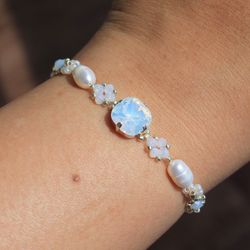 Moonlight stone and white flowers bracelet Daisy bracelet Aesthetic jewellery Beauty jewelry Handmade bead work