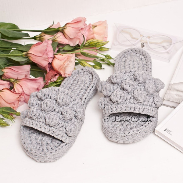 crochet-slippers-diy2.jpeg