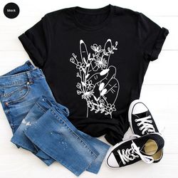 floral peace sign shirts for women, flower hand peace sign shirt, peace symbol graphic tees, aesthetic flower boho hippi