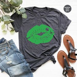st patricks day t-shirt, retro lips graphic tees, irish crewneck sweatshirt, shirts for women, st patricks day gift, gif