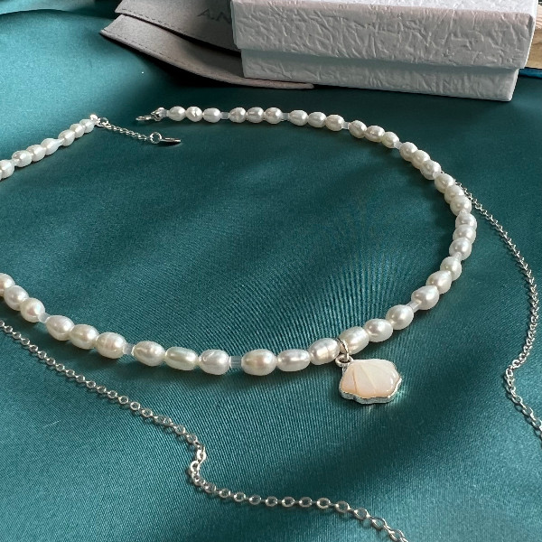 trendy pearl necklace