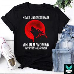 never underestimate an old woman with the soul of a wolf vintage t-shirt, wolf shirt, wolves shirt, feminist shirt, bloo
