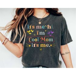 its me hi im the cool mom shirt, swiftie concert shirt, swiftie moms club shirt, cool presents for mom, swiftie mom tshi