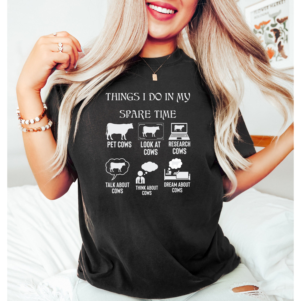 Things I Do In My Spare Time Sarcastic Cow Shirt, Look At Cow Sweatshirt, Humorous Cow Sweater, Dream About Cow Shirt, Aesthetic Cow Sweater - 1.jpg