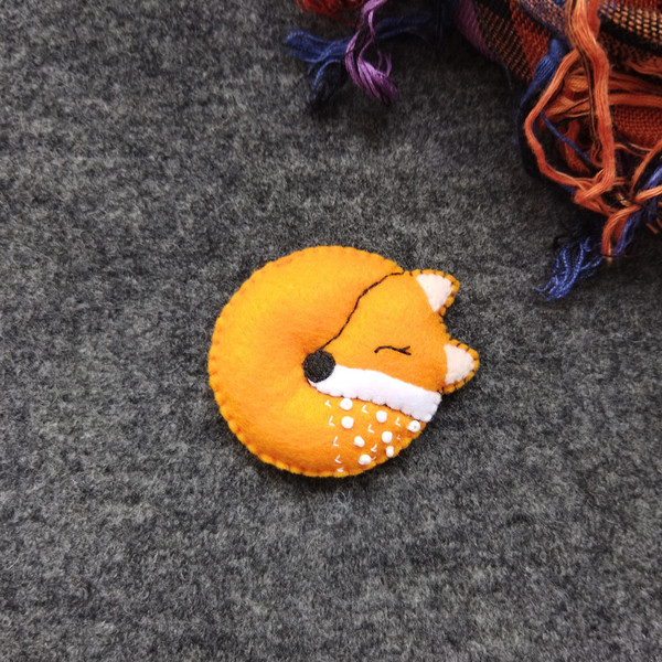 sleeping-fox-brooch