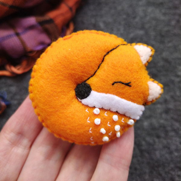 sleeping-fox-pin