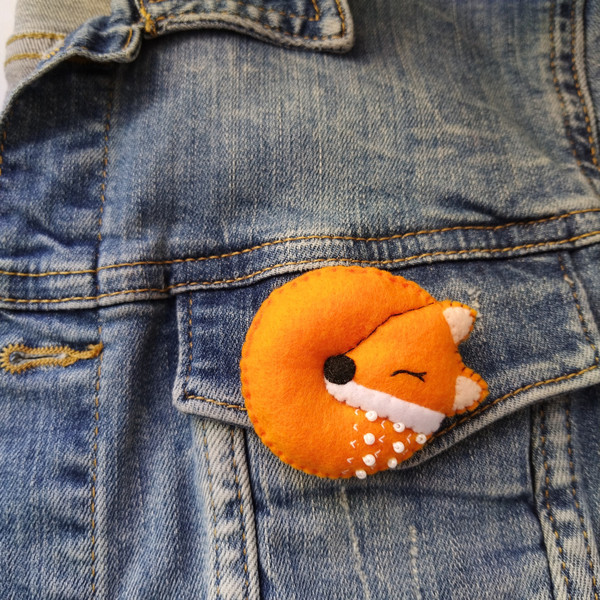 red-sleeping-fox-pin-brooch