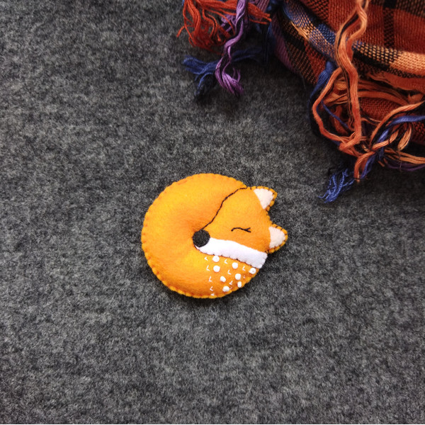 Sleeping-fox-pin