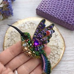 Hummingbird brooch handmade jewelry, embroidery brooch,embroidery desingn, embroidery bird, bird brooch,green bird,beade
