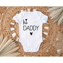 hi daddy onesie, baby announcement outfit, newborn baby onesie, pregnancy reveal bodysuit, baby shower cute gift, hello