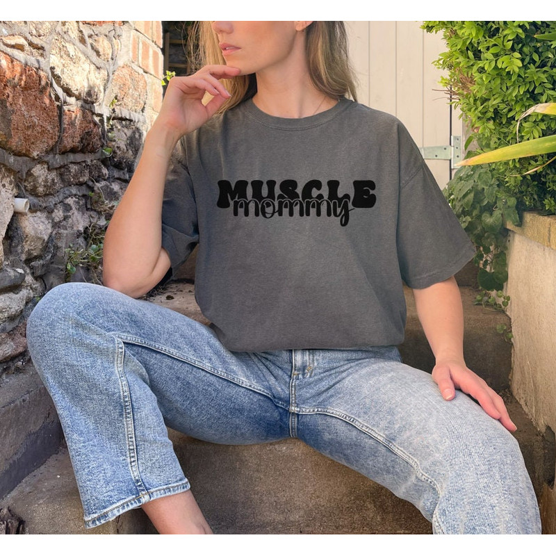 Vintage Muscle Mommy Gym Shirt, Oversized Fitness Tee for Women, Bodybuilder and Weightlifting Gift,Gym Mommy Tee,Fitness Shirt for Women - 4.jpg
