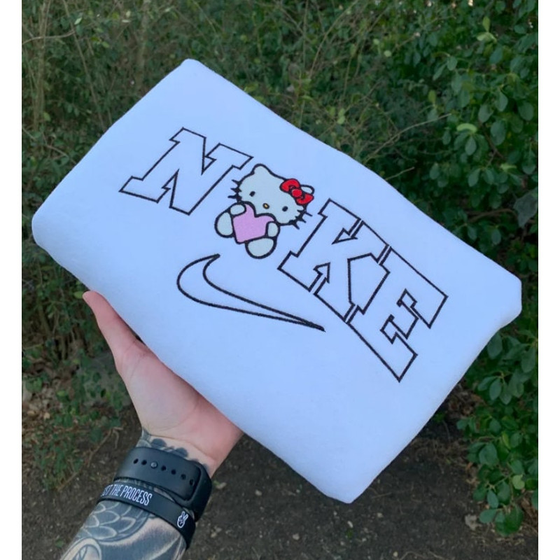 Hello Kitty Heart Embroidered Sweatshirt For Woman.png