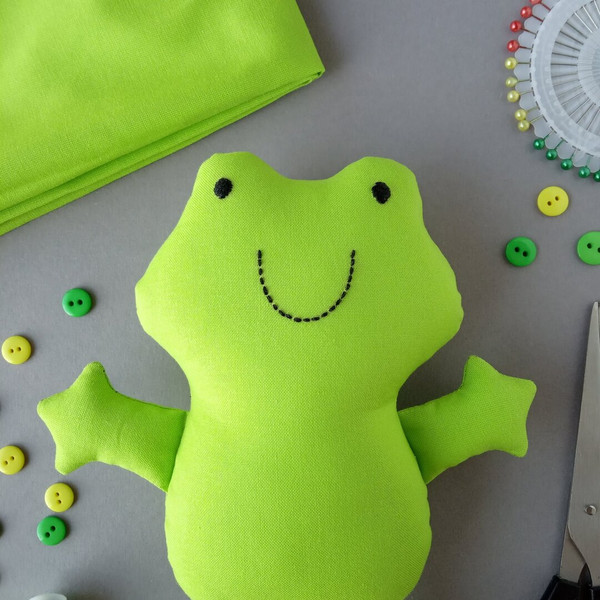 handmade-stuffed-frog-easy-sewing-project