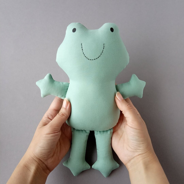 handmade-frog-soft-toy-sewing-project