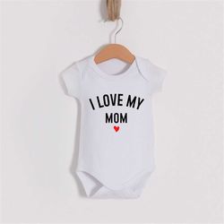 cute mom onesie, i love my mom baby onesie, cute mommy bodysuit, cute mommy baby announcement gift, newborn gift onesie