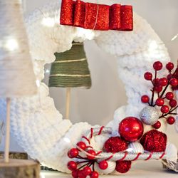 Christmas wreath crochet DIY video tutorial, chunky yarn wreath, crochet new year wreath, Christmas gifts