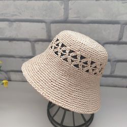 Hat in braided raffia straw with a crocheted look Hole pattern around crown