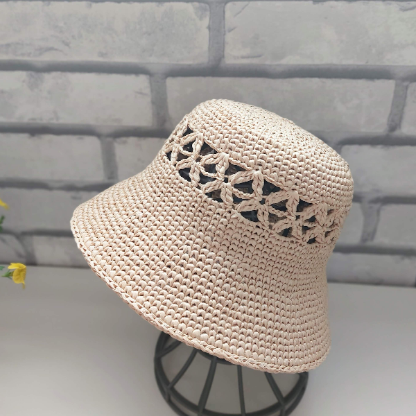 Hat in braided raffia straw with a crocheted look | Inspire Uplift