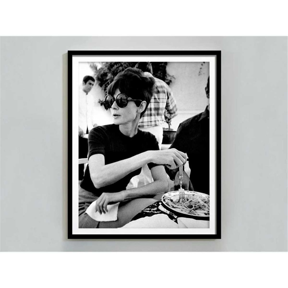 MR-2472023204519-audrey-hepburn-eating-spaghetti-poster-black-and-white-vintage-print-old-hollywood-decor-pasta-print-kitchen-wall-art-restaurant-decor.jpg