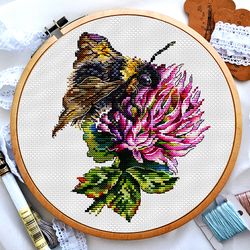 Bumble bee cross stitch, Flower cross stitch, Clover cross stitch, Plants cross stitch, Summer cross stitch, Small cross stitch, Digital PDF