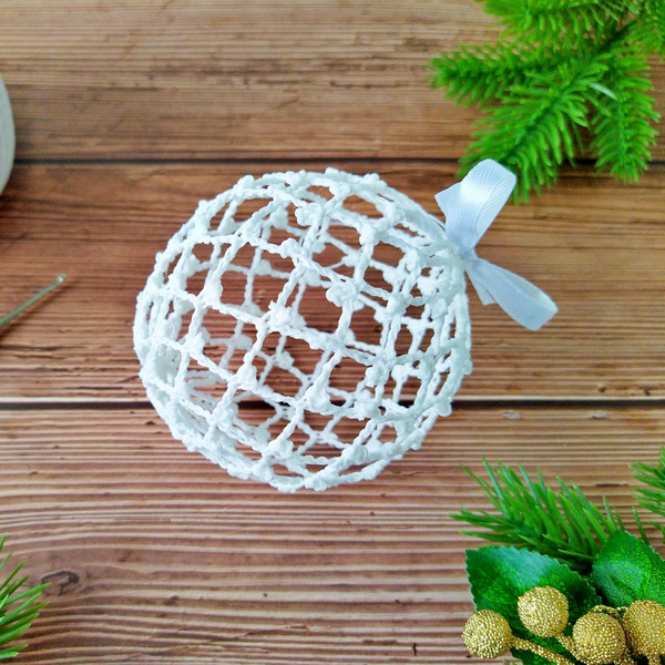 Easy crochet Christmas ball lace pattern.jpg