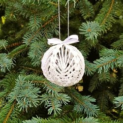 Small Christmas ornaments balls crochet pattern - Crochet lace Christmas baubles pattern - Simple crochet decorations