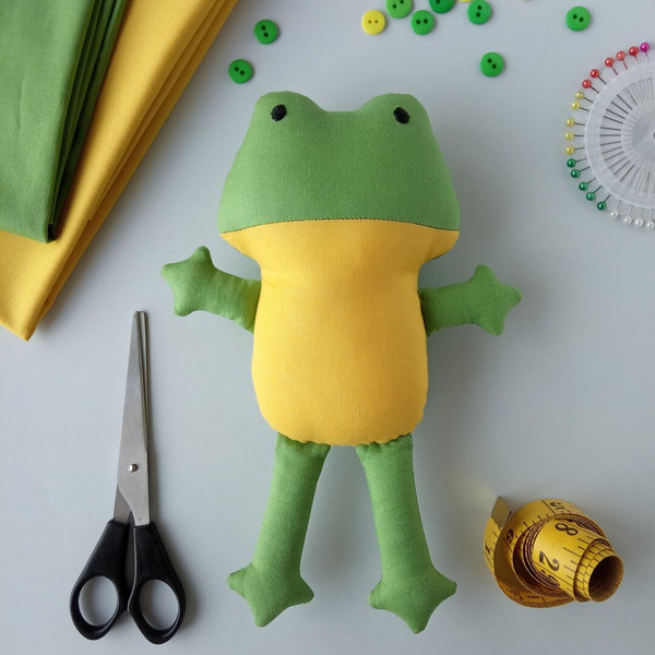 DIY-sewing-project-frog-stuffed-animal