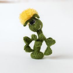 Tiny Dandelion knitting pattern. Amigurumi garden flower step by step tutorial. DIY newborn props. English and Russian.