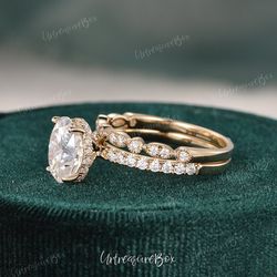 14k Yellow gold Vintage Ring set with Zircons in Prong shape Ring