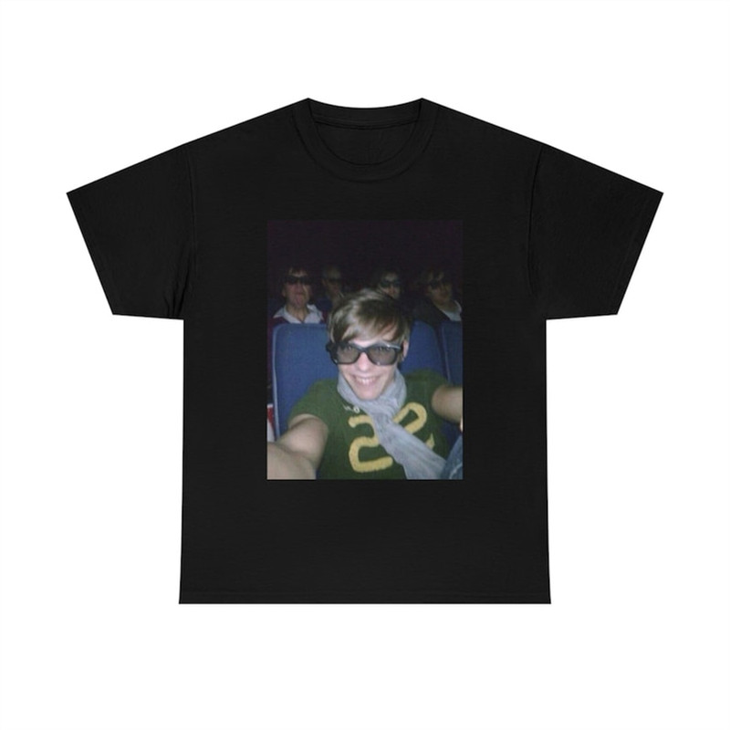 MR-482023115731-louis-tomlinson-movie-theatre-selfie-meme-t-shirt-image-1.jpg