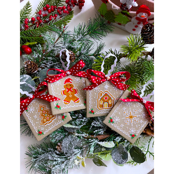 Set of 4 Gingerbread Christmas O.jpg