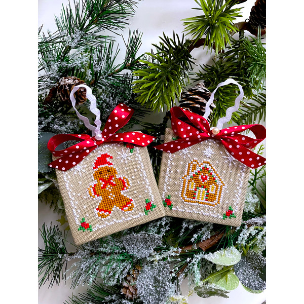 Second pair of Gingerbread ornaments 2.jpg