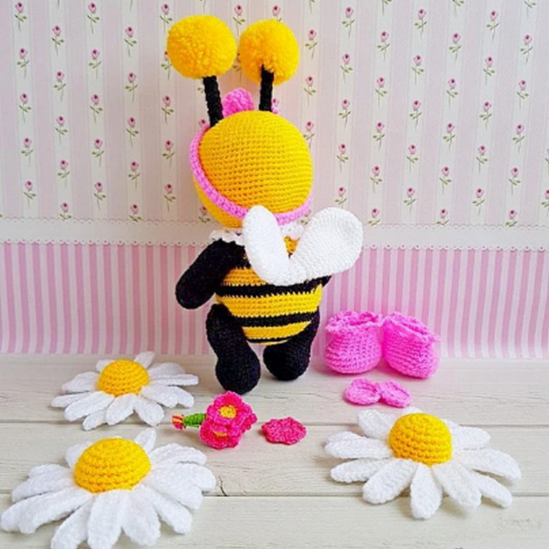 crochet Little Bee.png